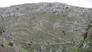 向こう岸には古い洞穴のような住居跡