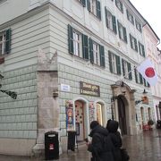 旧市街の中心にあるフラヴネー広場に面しているビルに日本大使館が入っていました。