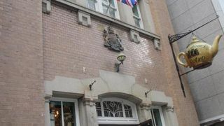 英国旗が目印です