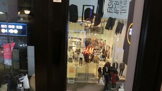 ZARAの隣にあったが厚手のジャケットは見当たらなかった