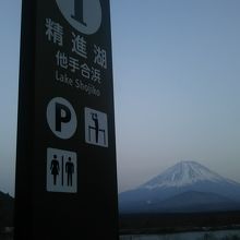 ホテル、駐車場などがあり広々としています。