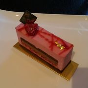 木々を見ながらケーキを楽しむ