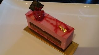 木々を見ながらケーキを楽しむ