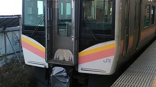 新津７時39分発普通列車新潟行きは朝の通勤通学時間帯にも関わらず４両編成でした