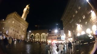 フィレンツェ観光に欠かせない広場