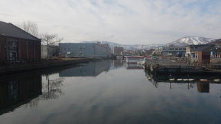 はしけが係留されている