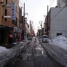 寂しい商店街にあります