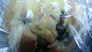 エスカレーターのすぐ近くにあります。