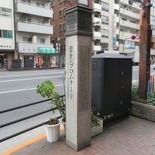 歩道の車道側に建つ標柱