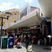 ビクトリア・ストリート側のブギス・ストリート入口。