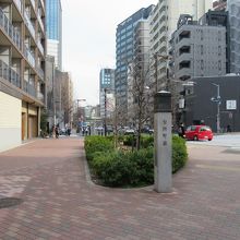 目白通り側から見た標柱