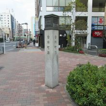 九段下交差点側から見た標柱