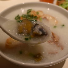 具材はお粥の下に沈んでおります。