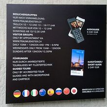 入口横に音声ガイドやパンフレットの案内が…