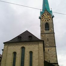 左手前の三角屋根の場所にシャガールのステンドグラスがあります