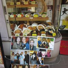 たか＆としの写真が飾られていた。