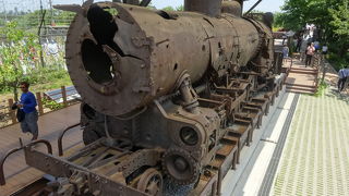 爆撃された機関車が展示されています