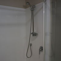 シャワーのみ、水量・温度は十分