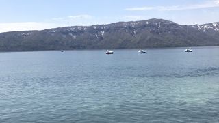 澄んだ美しい湖