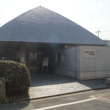 武者小路実篤記念館。一階建ての小ぢんまりした記念館です。