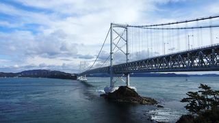 鳴門海峡を徳島と淡路島を結ぶ吊り橋は神戸淡路鳴門自動車道の高速専用橋