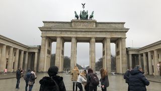 統一後のベルリンの歴史に思いをはせる場所です。