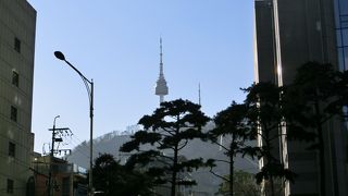 ロッテワールドタワーから漢江沿いの小山の上に聳えているＮソウルタワーが見えました。