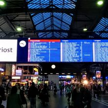 出発のチューリッヒ中央駅