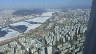 漢江に架かる橋。鉄橋上の車窓からの景色がいい。
