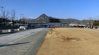 地下鉄の駅から景福宮まで続く広場
