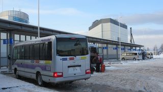 空港内にカウンターはありませんが巡回バスで送迎