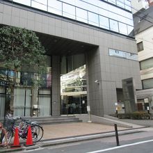大神宮通り沿いのビル (ビルの右手が稲荷神社出入口)