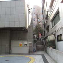 大神宮通りから見た稲荷神社