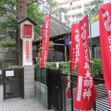 境内手前 (右手奥が社殿)