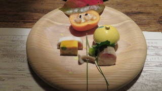 上野公園の不忍池のほとりにあります