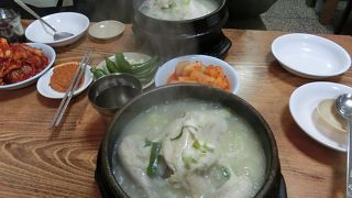 初めての参鶏湯、美味しいが量が多かった。