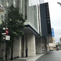 重厚感あふれる入り口