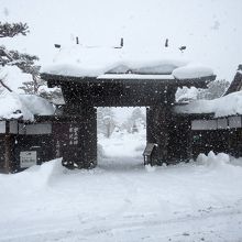 立派な門構えです