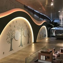 なだらかなスロープの壁に南吉氏の言葉が書かれていて素敵です