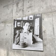 記念館のエントランスには新美南吉氏の写真がありました