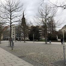 広々とした通り、教会の尖塔が見えます。