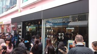 生地がサクサクしたシュークリームです。