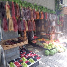この通りに面している果物などを売る店