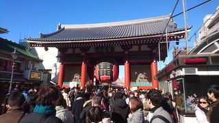 観光客が多いせいか、門の下をくぐり抜けることができませんでした。