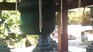 大きな鈴が下がっている