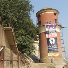 赤煉瓦造りの巨大なタンク