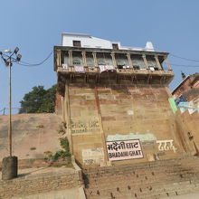 バダイニー・ガートの標識が描かれた石壁