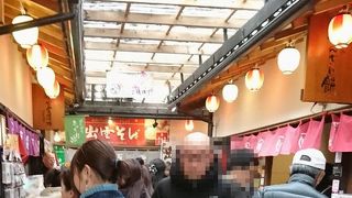 勢溜の正面鳥居前に