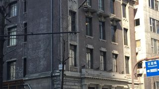 スイーツショップが入るレトロビル