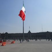 標高２２５０ｍの高原にあるメキシコシティにあり、１９８７年に「メキシコシティ歴史地区とソチミルコ 」として世界文化遺産に登録されています。